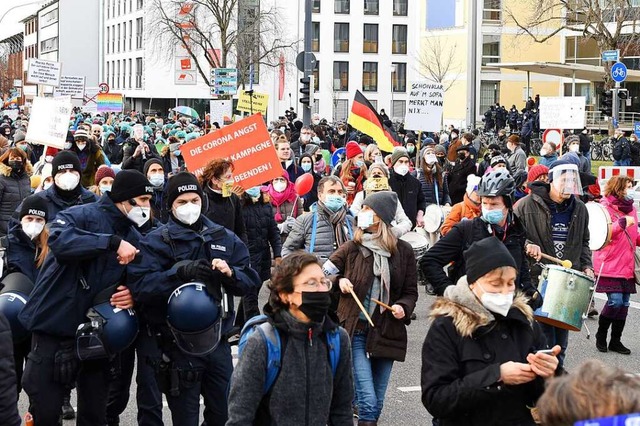 Die Gruppe &#8222;Freisein Freiburg&#8...nchste  Demo mit  7500 Teilnehmenden.  | Foto: Rita Eggstein