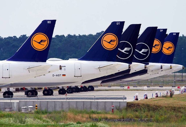 Flugzeuge der Lufthansa auf einem Rollfeld  | Foto: Soeren Stache (dpa)