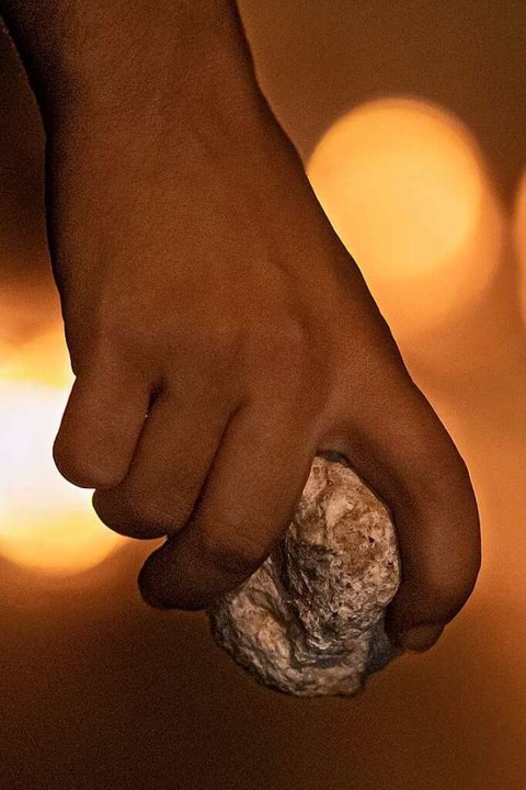 Ein Stein kann auch eine Tatwaffe sein...inen Täter zu überführen (Symbolbild).  | Foto: Luay Sababa