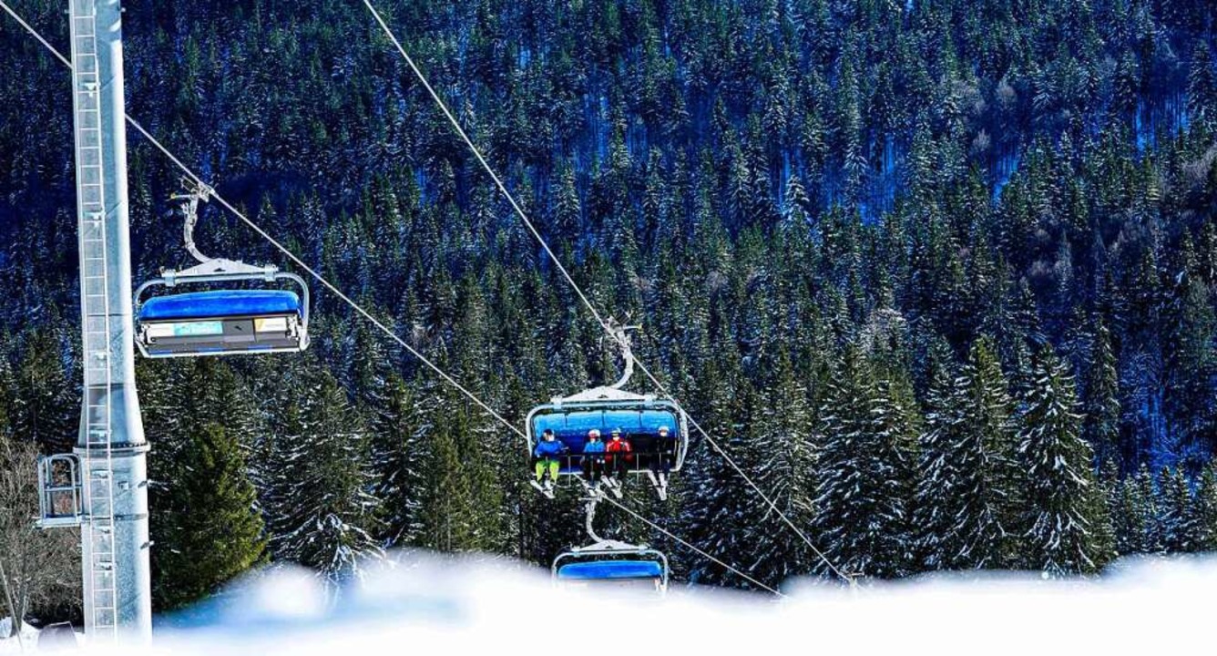 Skifahren unter Corona-Bedingungen: Gäste in der Zeigerbahn auf dem Feldberg  | Foto: Liftverbund