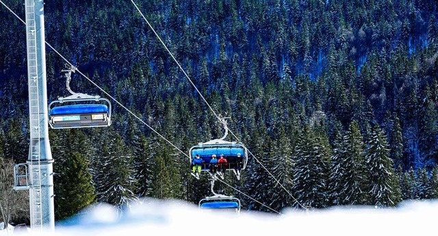 Skifahren unter Corona-Bedingungen: Gste in der Zeigerbahn auf dem Feldberg  | Foto: Liftverbund