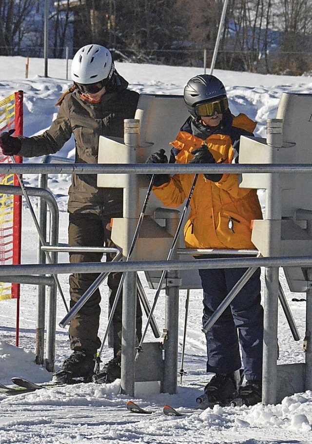 Zwei Skifahrerinnen an den Drehkreuzen des Spitzenbergliftes in Bernau.  | Foto: Sebastian Barthmes