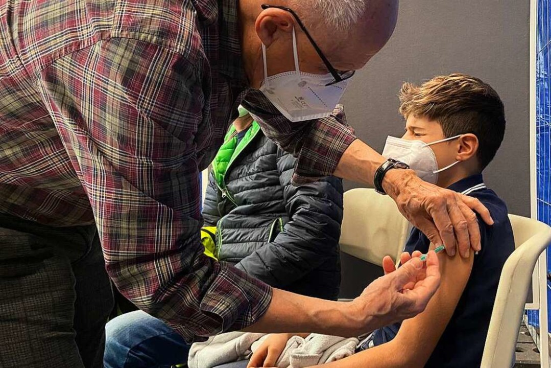 Bei der Kinderimpfaktion Ende Dezember...k Gräter einen neunjährigen Patienten.  | Foto: Fabian Sickenberger