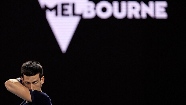Ob Novak Djokovic in Melbourne tatsch...schlagen wird, ist ungewisser denn je.  | Foto: MARTIN KEEP (AFP)