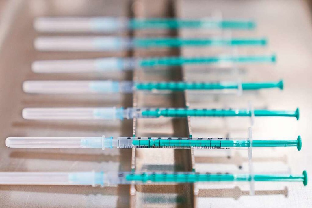 Aufgezogene Spritzen mit dem Impfstoff Biontech.  | Foto: Nicolas Armer (dpa)