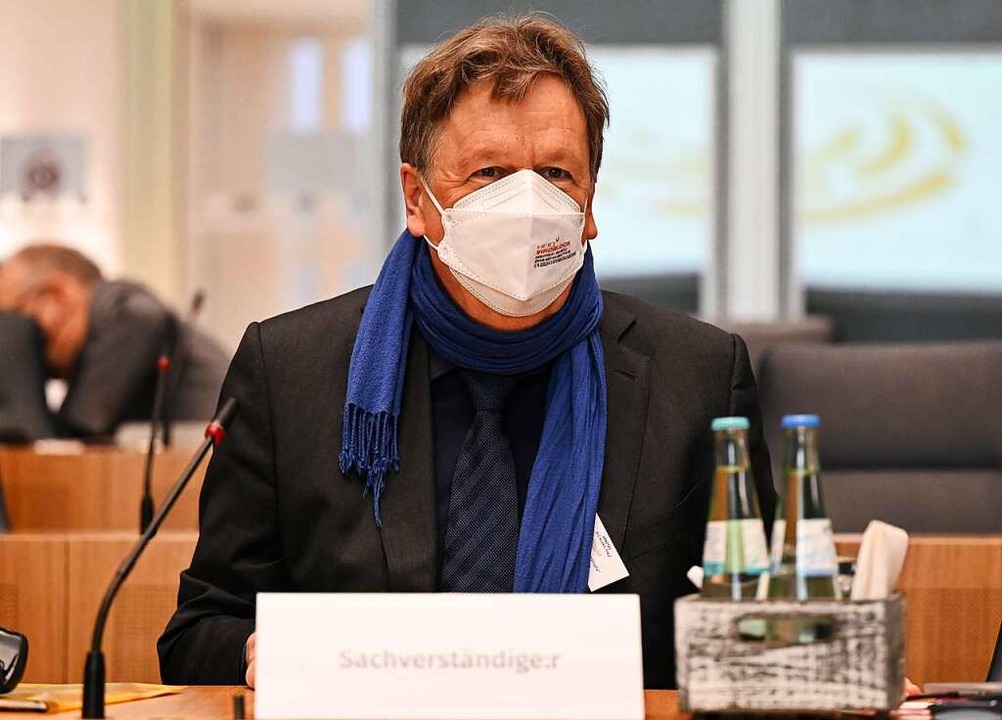 Meteorologe Jörg Kachelmann im Untersuchungsausschuss zur Ahrtal-Katastrophe  | Foto: Arne Dedert (dpa)