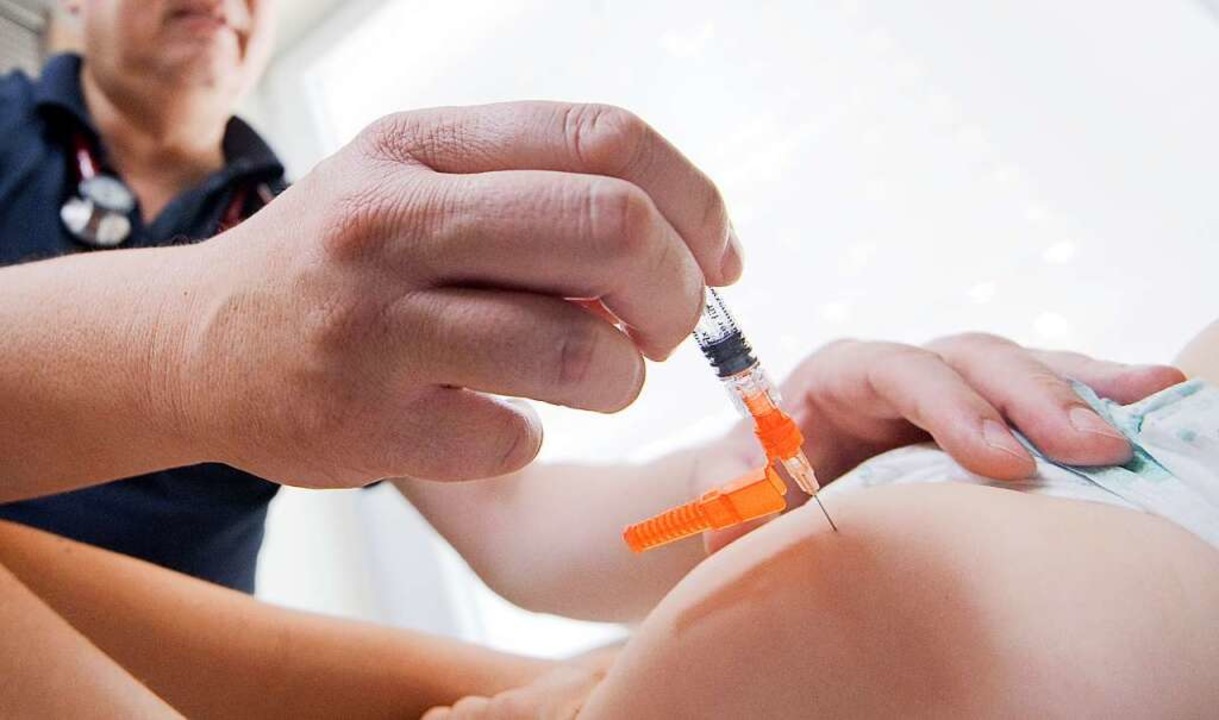 Unter 16-Jährige können nur in Begleit...ines Sorgeberechtigten geimpft werden.  | Foto: Julian Stratenschulte (dpa)