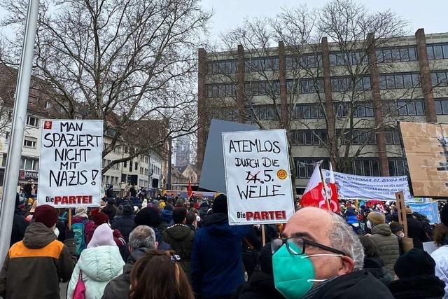 Corona-Protest und Gegen-Demo: Mehrere tausend Menschen demonstrieren in Freiburg