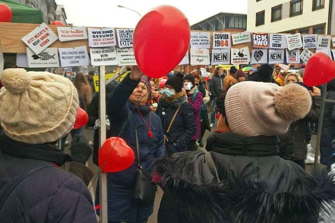 Unterwegs mit Herzchenballons: Ma�nahmen-Kritiker am Startpunkt der Demo.  | Foto: Manuel Fritsch