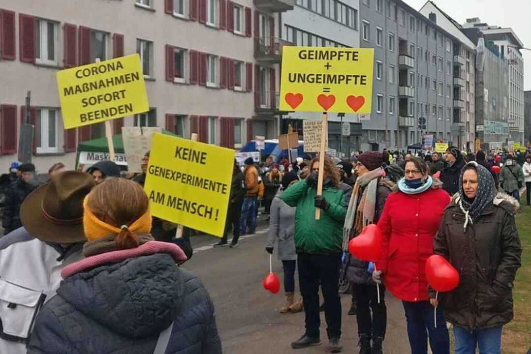 „Jeder der unsere Herzchen-Plaka...Demonstration der Corona-Verharmloser.  | Foto: Manuel Fritsch