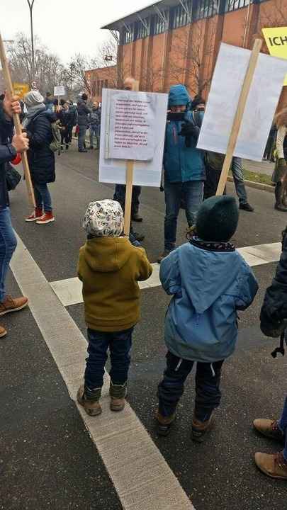 Auch sehr junge Demonstrierende sind b...Demo gegen die Corona-Ma�nahmen dabei.  | Foto: Manuel Fritsch
