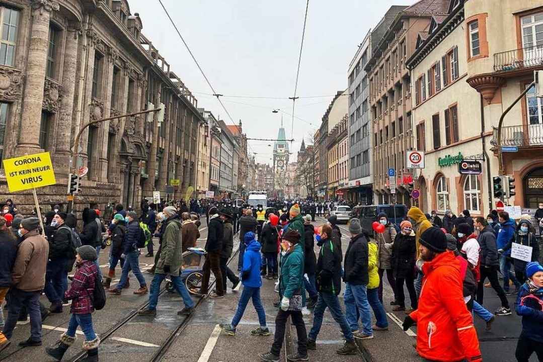 Der Demo-Zug der Corona-Protestler zie...den Demo-Zug der Gegen-Protestler auf.  | Foto: Anika Maldacker
