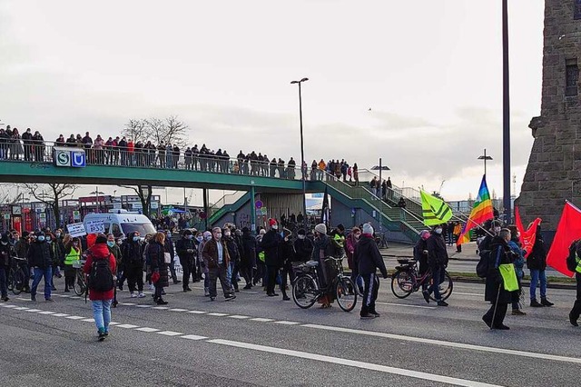 Eine Demonstration gegen die Corona-Manahmen in Hamburg am heutigen Samstag.  | Foto: Martin Fischer (dpa)