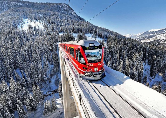 Sie gilt als eine der malerischsten Be...hrt auch ber das  Langwieserviadukt.  | Foto: Rhtische Bahn