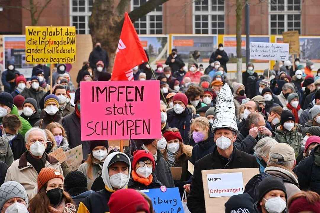 Um 13:30 Uhr hat die Gegendemonstratio...dem Platz der Alten Synagoge begonnen.  | Foto: Thomas Kunz