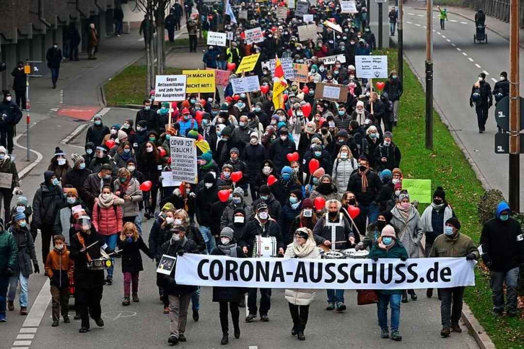 Der Demonstrationszug der Ma�nahmen-Gegner auf dem Altstadtring.  | Foto: Thomas Kunz