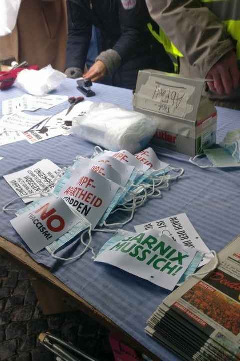 Mini-Protest f�r die Maske wurde verteilt.  | Foto: Manuel Fritsch