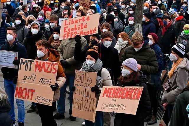 Fotos: Gegner der Corona-Manahmen und Gegendemonstranten gehen in Freiburg auf die Strae