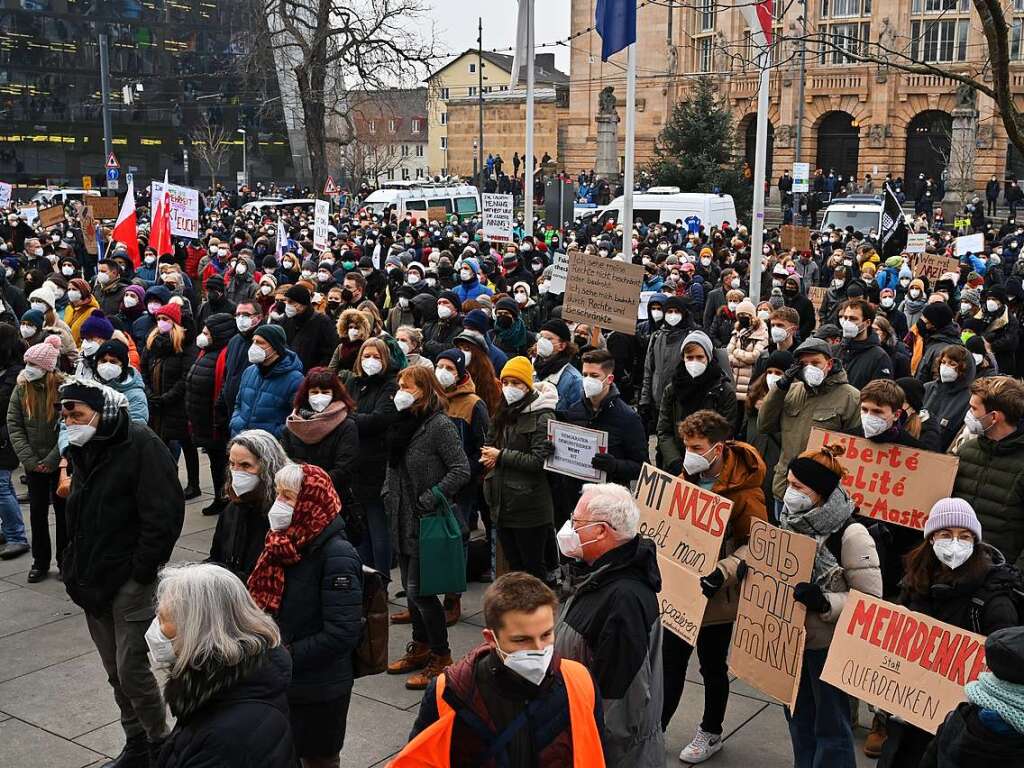 Die Kundgebung der Initiative FreiVAC auf dem Platz der Alten Synagoge