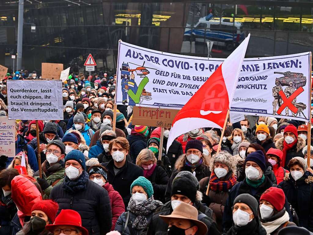 Die Kundgebung der Initiative FreiVAC auf dem Platz der Alten Synagoge