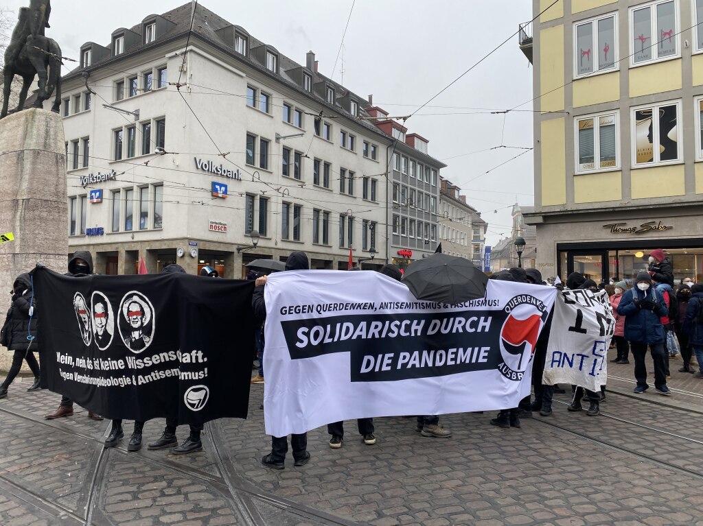 Die Kundgebung „Querbremsen“ steht am Bertoldsbrunnen.