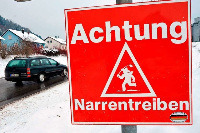 Ein Schild am Ortseingang von Elzach w...rischen Treiben in der Fasnethochburg.  | Foto: Rolf Haid