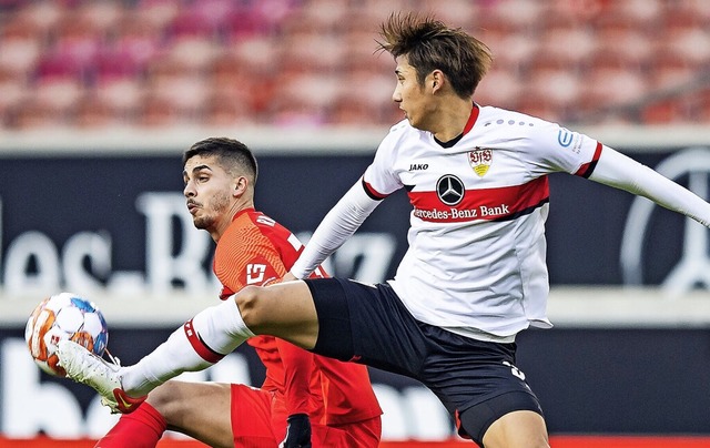 VfB-Spieler Hiroka Ito (rechts) im Zwe... Leipziger 1:0-Torschtzen Andr Silva  | Foto: Tom Weller (dpa)
