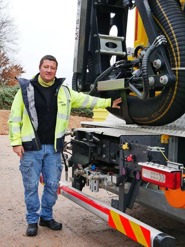 Oliver Schapfel mit einem Saugbagger beim Hilfseinsatz im Ahrtal  | Foto: Michael Gottstein