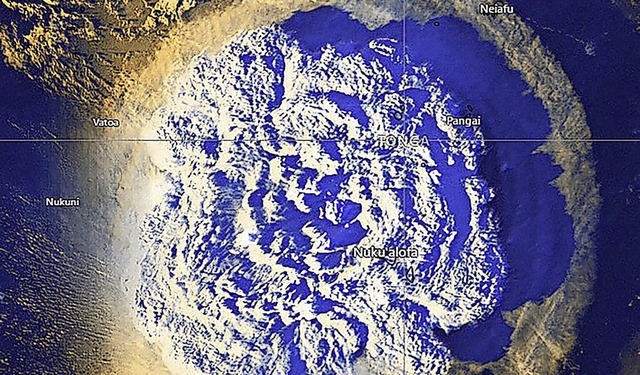 Ein Satellitenbild zeigt den gewaltigen Ausbruch des Vulkans.  | Foto: -- (dpa)