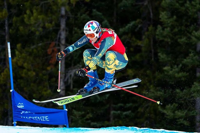 Sprung auf Rang drei: Skicrosserin Daniela Maier beim Weltcup in Kanada    | Foto: GEPA pictures/ Johannes Friedl via www.imago-images.de