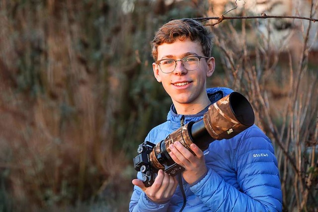 Elias Hepfer mit seiner Kamera in Tarnfarben  | Foto: Christoph Breithaupt