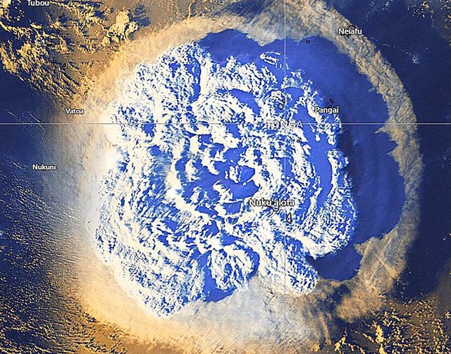 Ein Satellitenbild zeigt den Anausbruc...ns in der Nhe des Inselreiches Tonga.  | Foto: -- (dpa)