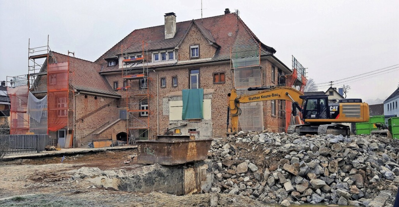 Der alte Neubau der Grundschule ist ab...haus beginnen jetzt die Dacharbeiten.   | Foto: Stadt Emmendingen