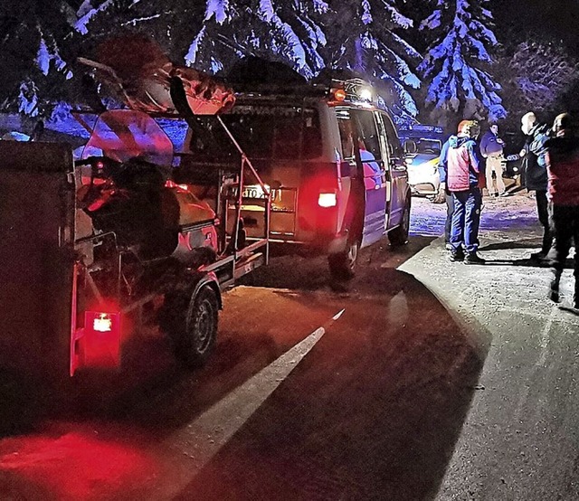 Die Bergwacht brachte ein Schneemobil mit.  | Foto: Andreas Bhm