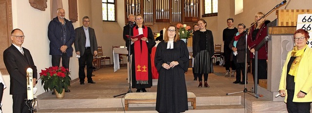 Pfarrerin Christina Gnther-Fiedler mi...Foto alle ihre Masken abgenommen haben  | Foto: Yvonne Siemann