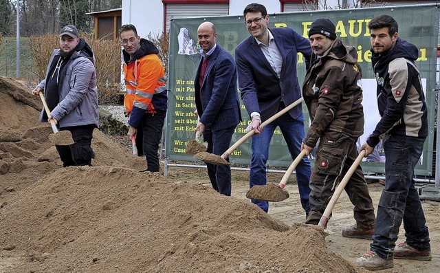 Brgermeister Carsten Vogelpohl und Pa...eiligten Unternehmen beim Spatenstich   | Foto: Jutta Schtz