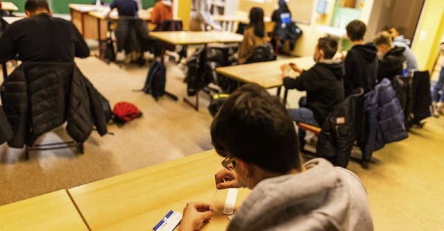 Das Testen gehrt lngst zur Schulrout...s tglich statt, jetzt alle zwei Tage.  | Foto: Philipp von Ditfurth (dpa)