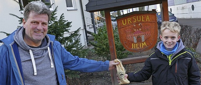 Spendenbergabe: Thomas Rutschmann und Quintus Santl  | Foto: Helmut Seller