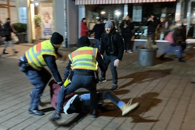 In Schopfheim und Lrrach geraten Gegner der Corona-Manahmen mit der Polizei aneinander