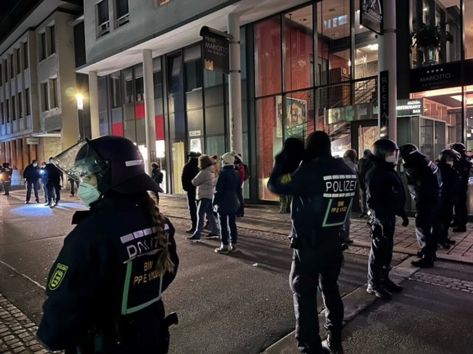 Polizisten kreisen die Protestler in Lörrach ein.  | Foto: Jonas Hirt
