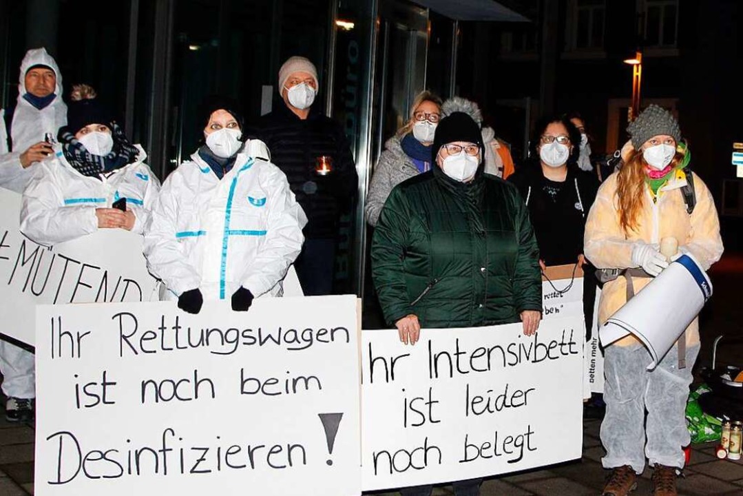 Mahnwache des Gesundheitspersonals auf dem Rathausplatz  | Foto: Heidi Fößel