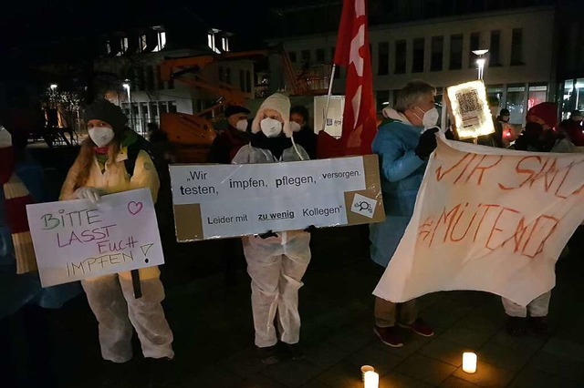 Vertreter aus dem Gesundheitswesen auf dem Rathausplatz in Lahr.  | Foto: Christian Kramberg
