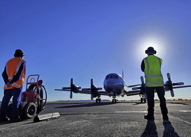 Ein neuseelndisches Flugzeug startet zu einem Aufklrungsflug.  | Foto: -- (dpa)