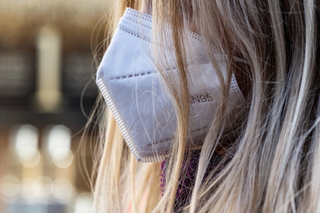 Ab hier nur FFP2-Maske: Die meisten Ku...schrfte Maskenpflicht in Innenrumen.  | Foto: Swen Pfrtner (dpa)