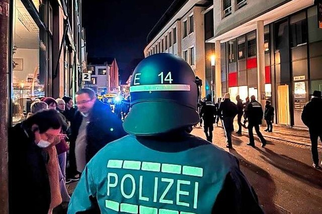 Die Polizei stoppte einen unzulssigen...marsch&#8220; beim Burghof in Lrrach.  | Foto: Jonas Hirt