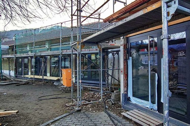 Bodentiefe Fenster und Tren ffnen de...der Haupteingang ins Gebude zu sehen.  | Foto: Martin Wendel