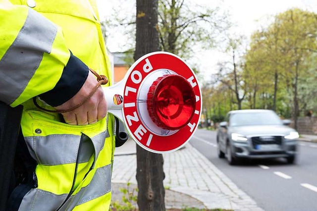 Die Polizei sucht Zeugen und mgliche ...tzingen gefhrdet hatte (Symbolbild).  | Foto: Sebastian Kahnert (dpa)