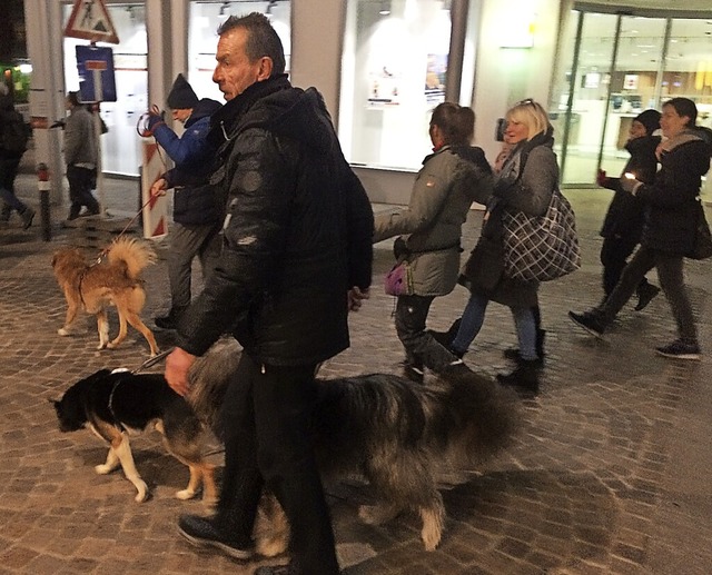 Auch Hunde waren dabei beim Protest-Spaziergang in Bad Sckingen.   | Foto: Annemarie Rsch