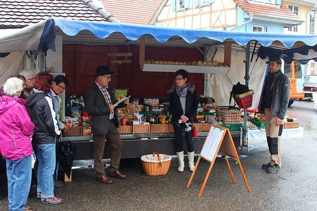Der Marktstand von Onkel Peter:  2015 ...r Siegel (rechts) fr sein Engagement.  | Foto: Privat