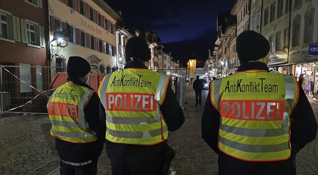 Nach dem von der Stadtverwaltung verh... 60 sogenannte Montagsspaziergnger.    | Foto: Schlichter, Juliane